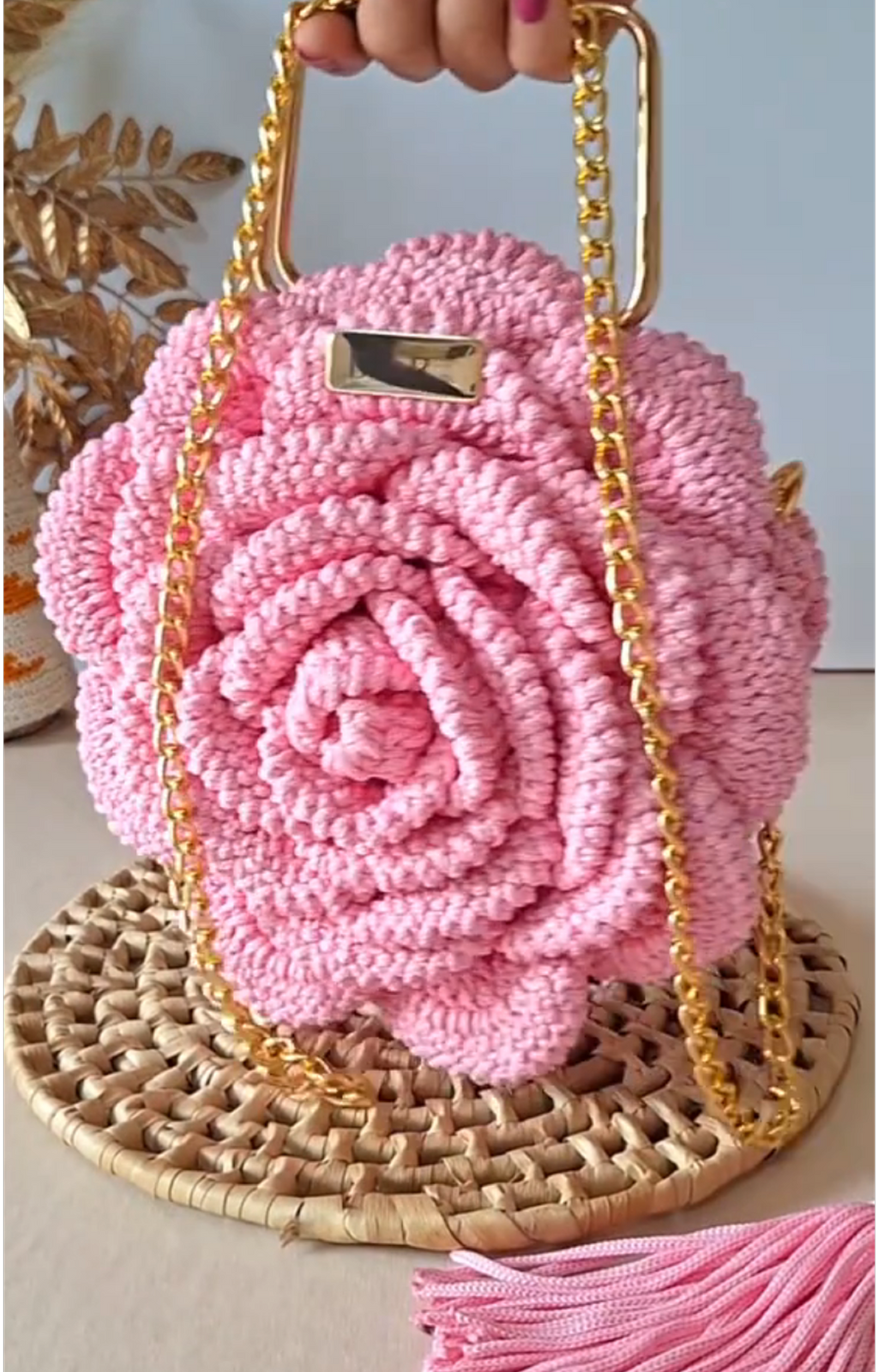 Bolsa Flor de Crochê Artesanal – Alça Dourada com Corrente