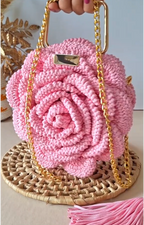 Bolsa Flor de Crochê Artesanal – Alça Dourada com Corrente