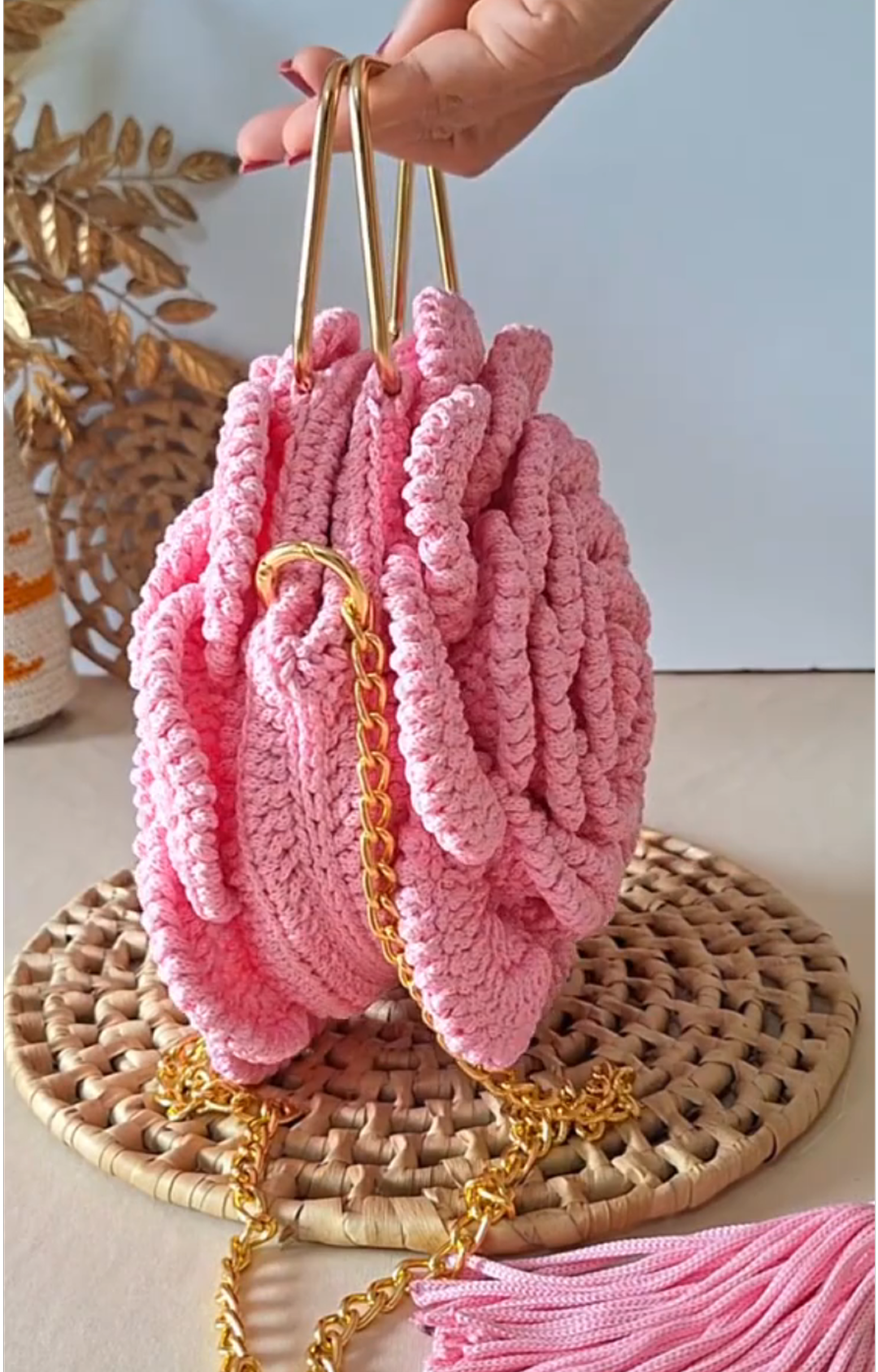 Bolsa Flor de Crochê Artesanal – Alça Dourada com Corrente