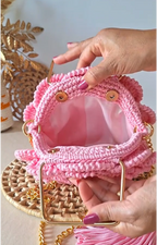 Bolsa Flor de Crochê Artesanal – Alça Dourada com Corrente