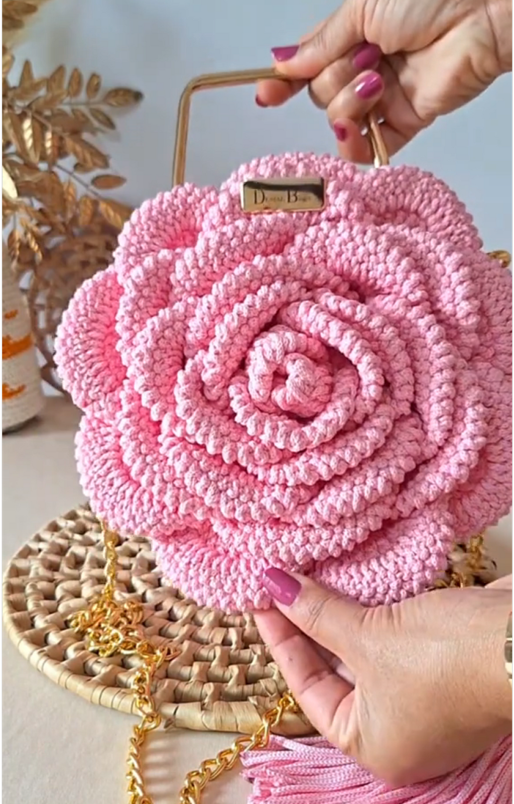 Bolsa Flor de Crochê Artesanal – Alça Dourada com Corrente