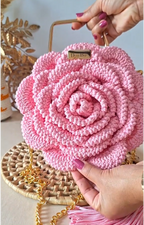 Bolsa Flor de Crochê Artesanal – Alça Dourada com Corrente