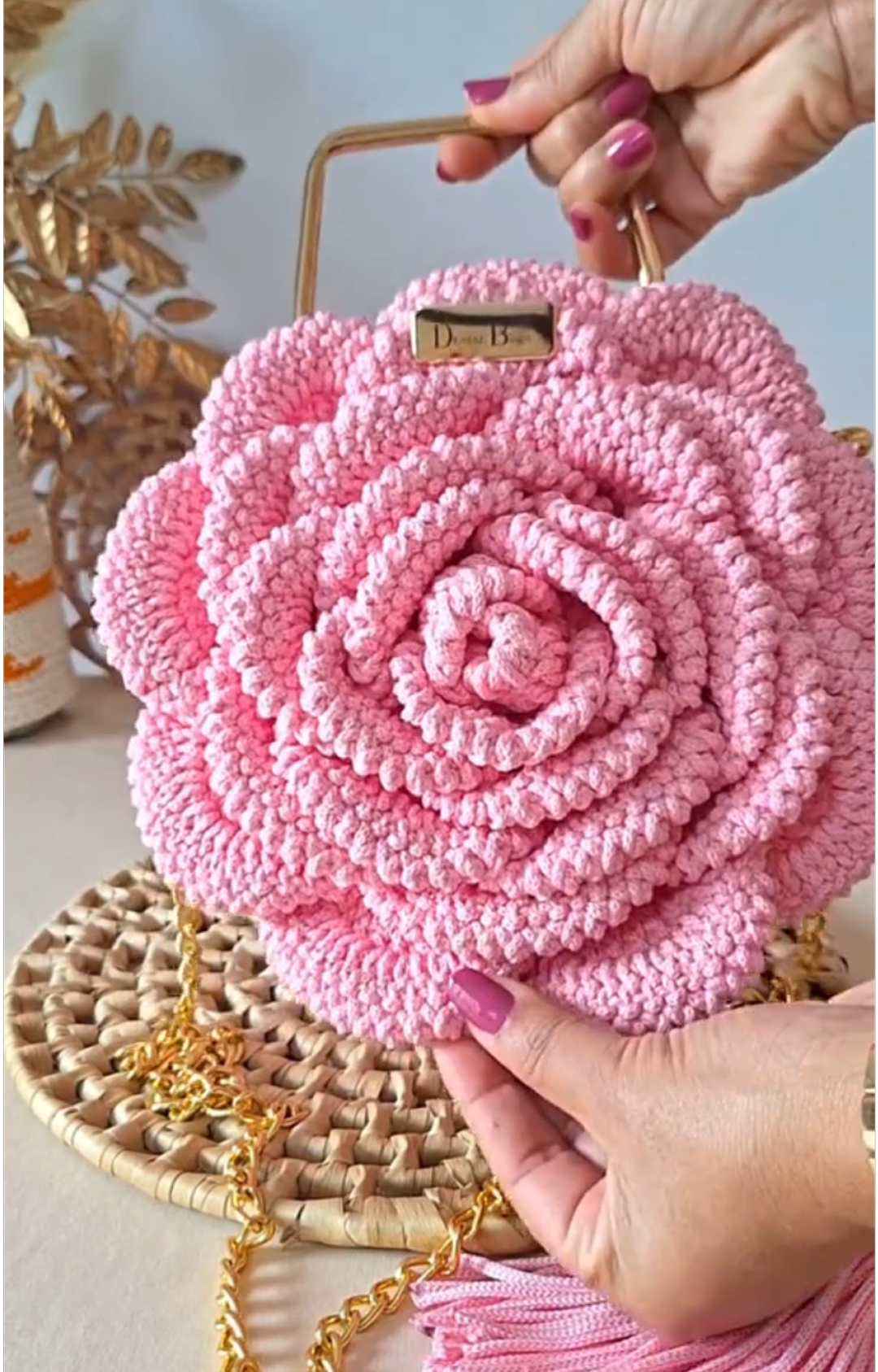 Bolsa Flor de Crochê Artesanal – Alça Dourada com Corrente