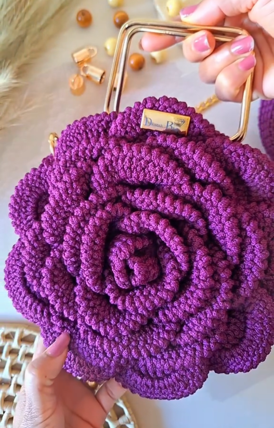 Bolsa Flor de Crochê Artesanal – Alça Dourada com Corrente