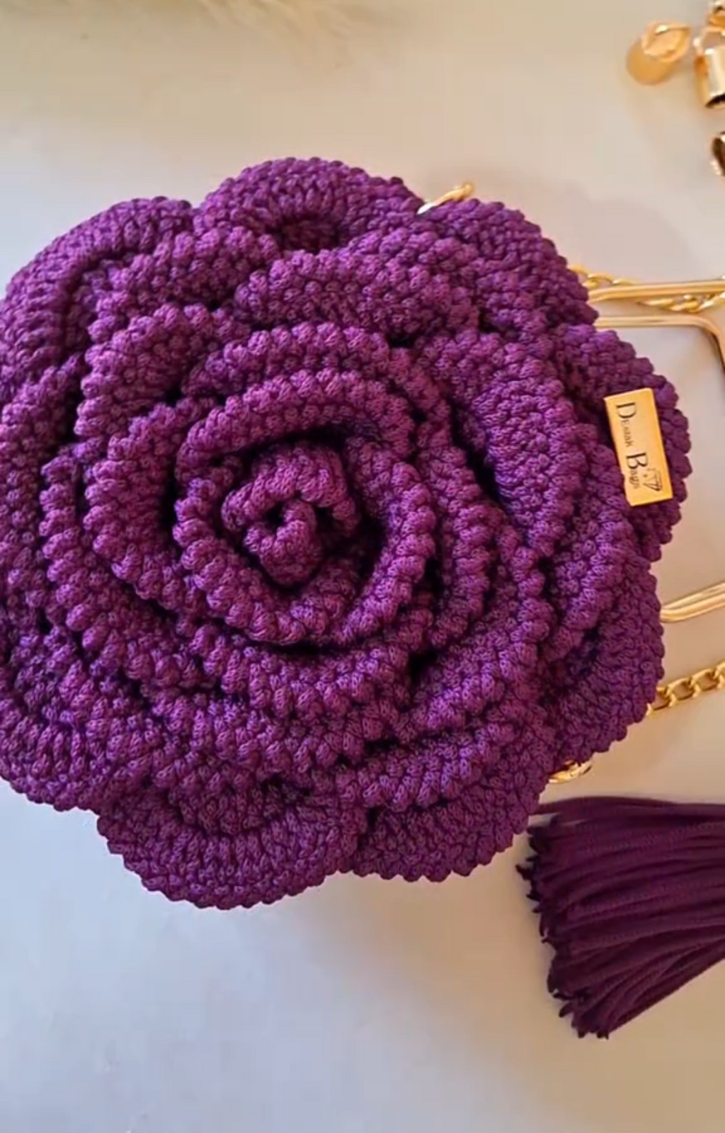 Bolsa Flor de Crochê Artesanal – Alça Dourada com Corrente