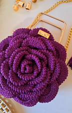 Bolsa Flor de Crochê Artesanal – Alça Dourada com Corrente