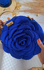 Bolsa Flor de Crochê Artesanal – Alça Dourada com Corrente