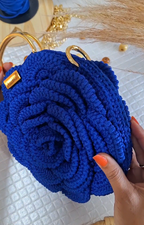 Bolsa Flor de Crochê Artesanal – Alça Dourada com Corrente