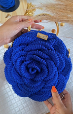 Bolsa Flor de Crochê Artesanal – Alça Dourada com Corrente