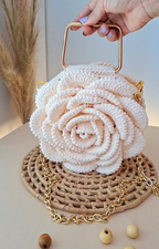 Bolsa Flor de Crochê Artesanal – Alça Dourada com Corrente