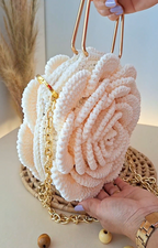 Bolsa Flor de Crochê Artesanal – Alça Dourada com Corrente