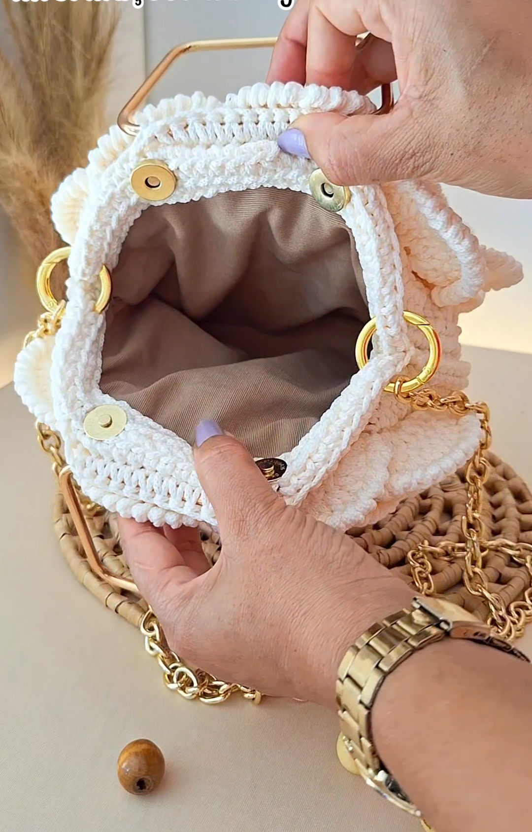 Bolsa Flor de Crochê Artesanal – Alça Dourada com Corrente