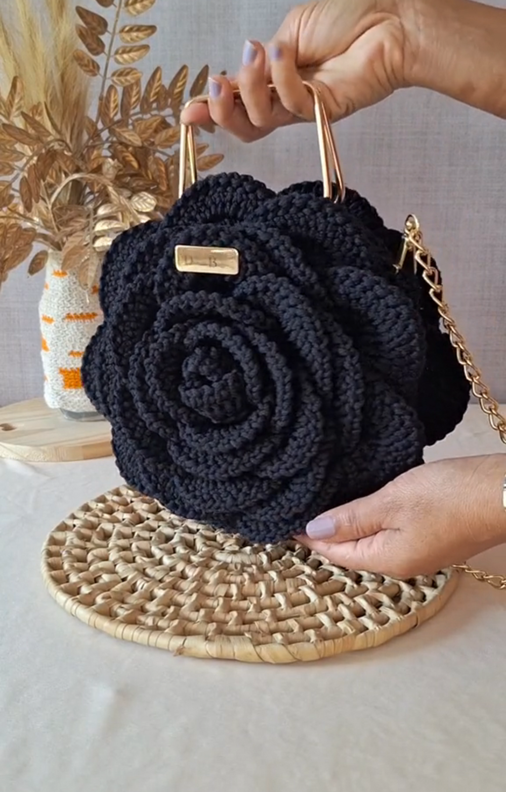Bolsa Flor de Crochê Artesanal – Alça Dourada com Corrente