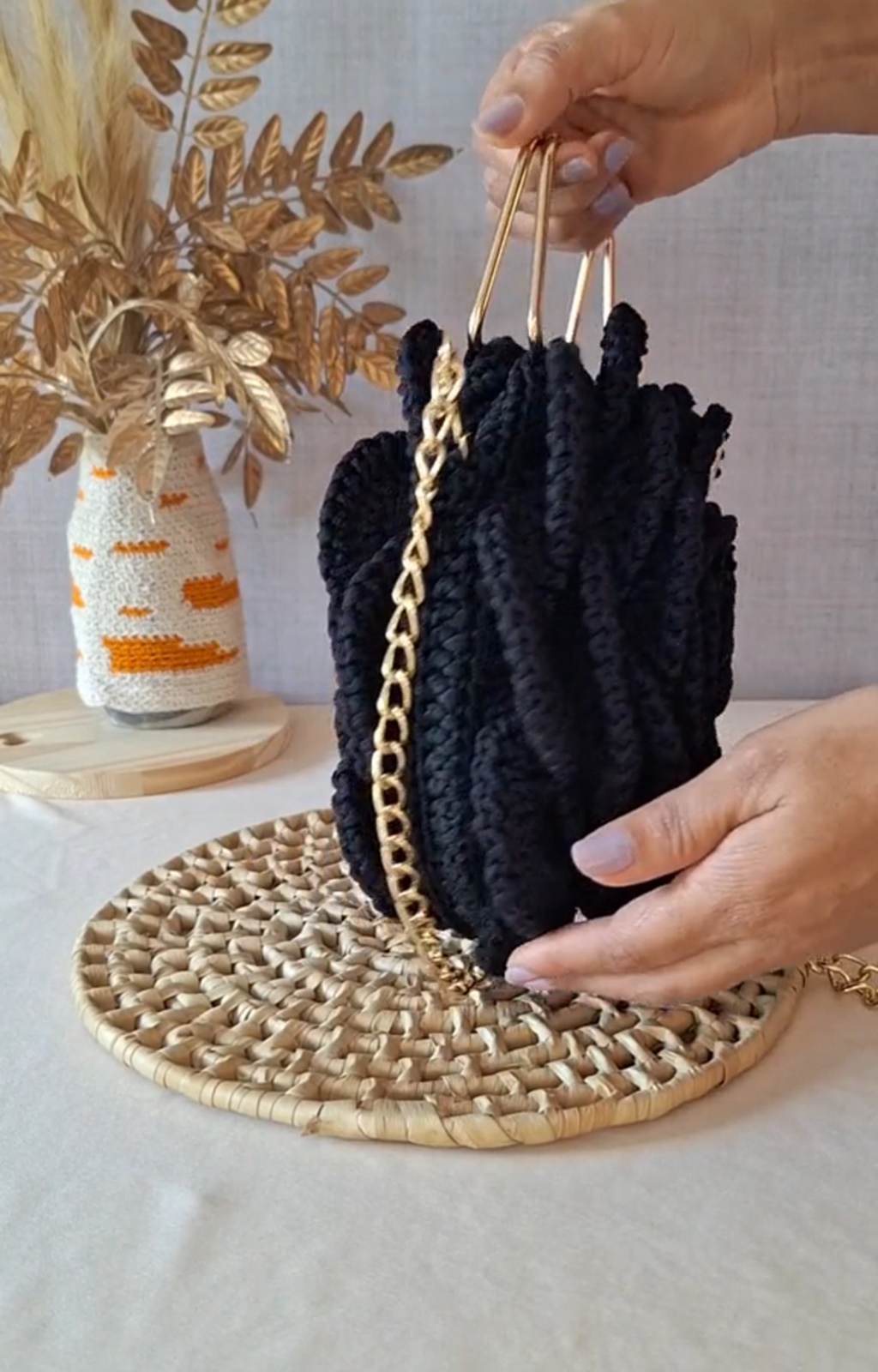 Bolsa Flor de Crochê Artesanal – Alça Dourada com Corrente