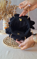 Bolsa Flor de Crochê Artesanal – Alça Dourada com Corrente