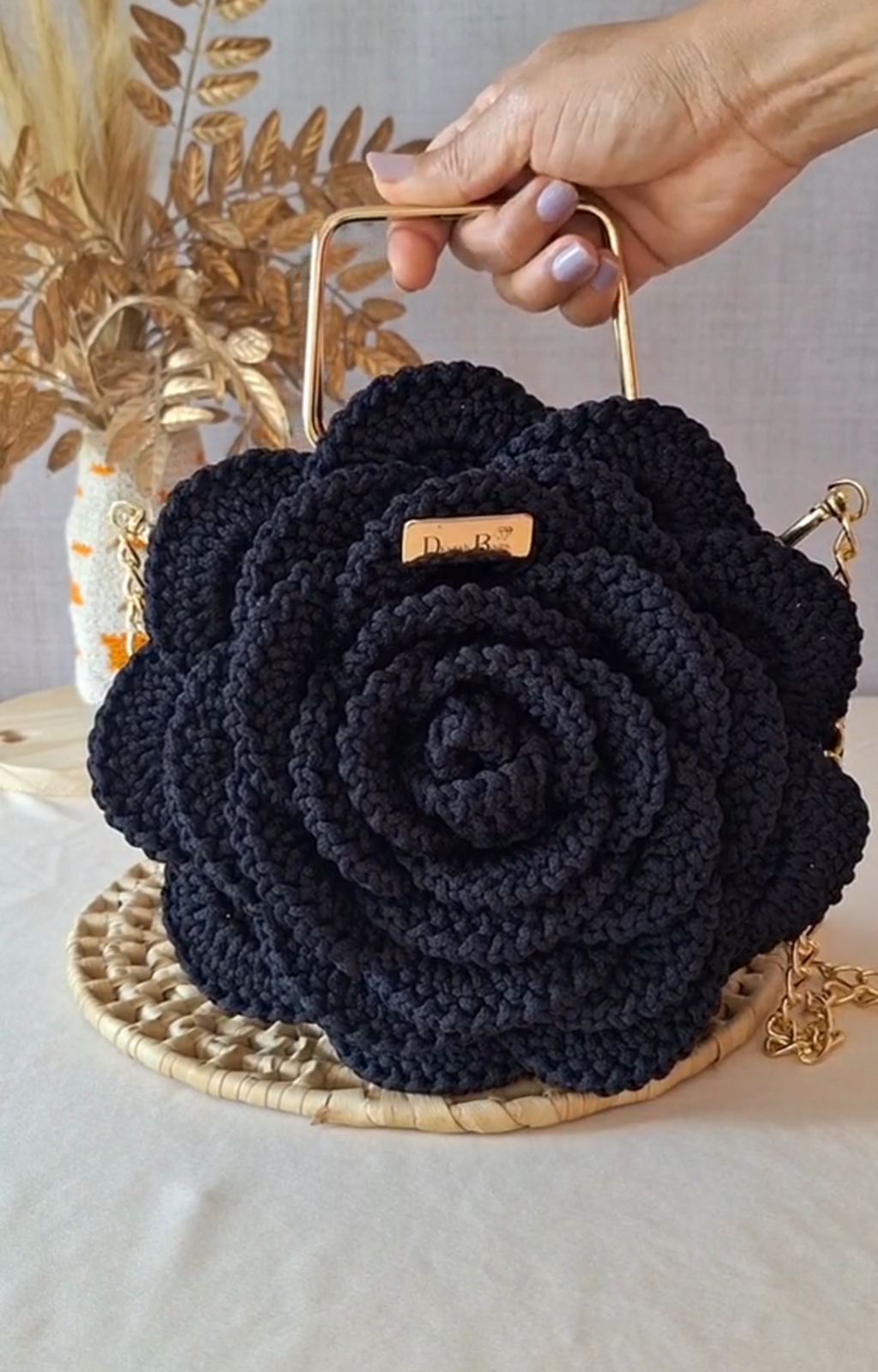 Bolsa Flor de Crochê Artesanal – Alça Dourada com Corrente