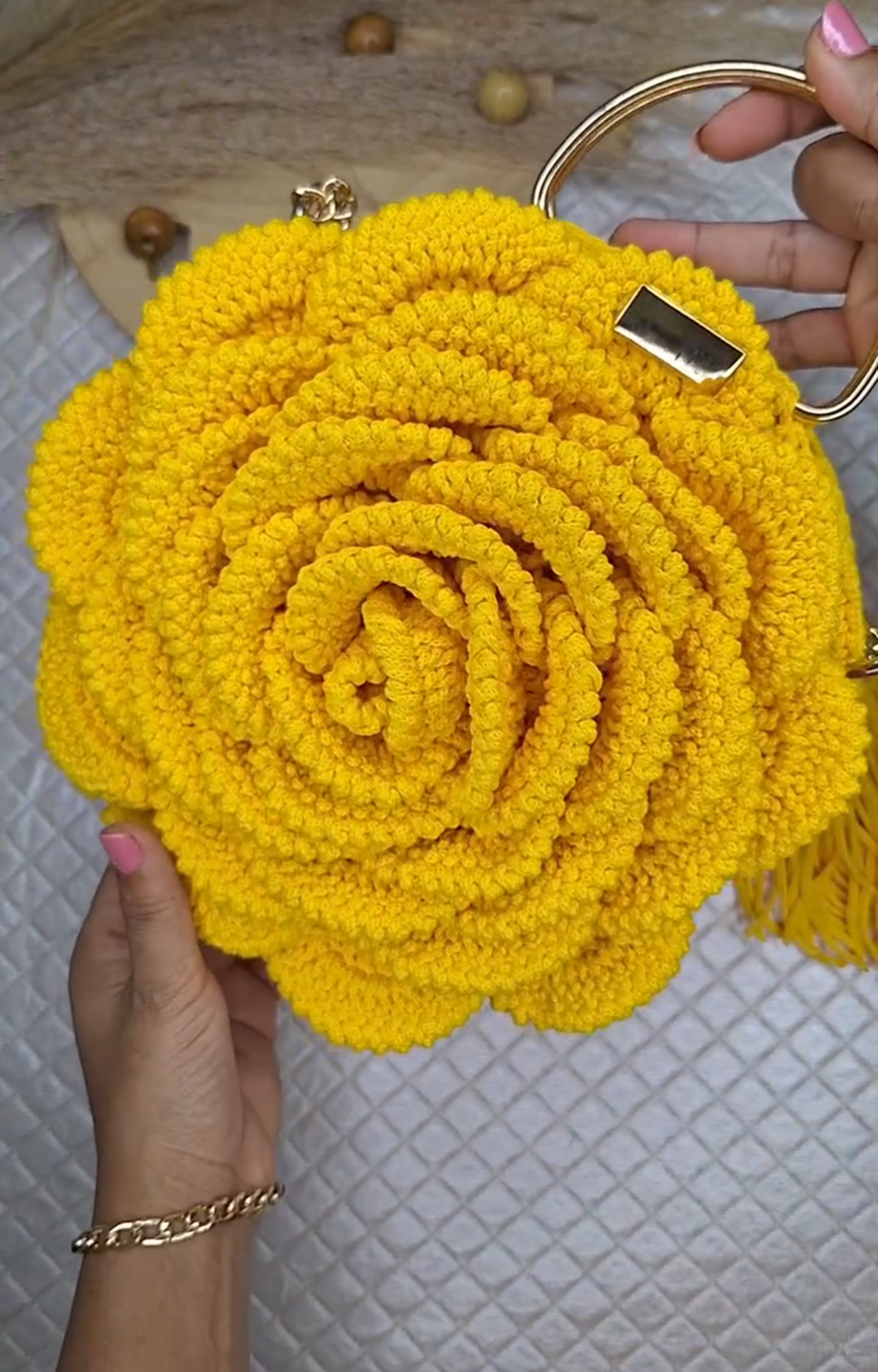 Bolsa Flor de Crochê Artesanal – Alça Dourada com Corrente