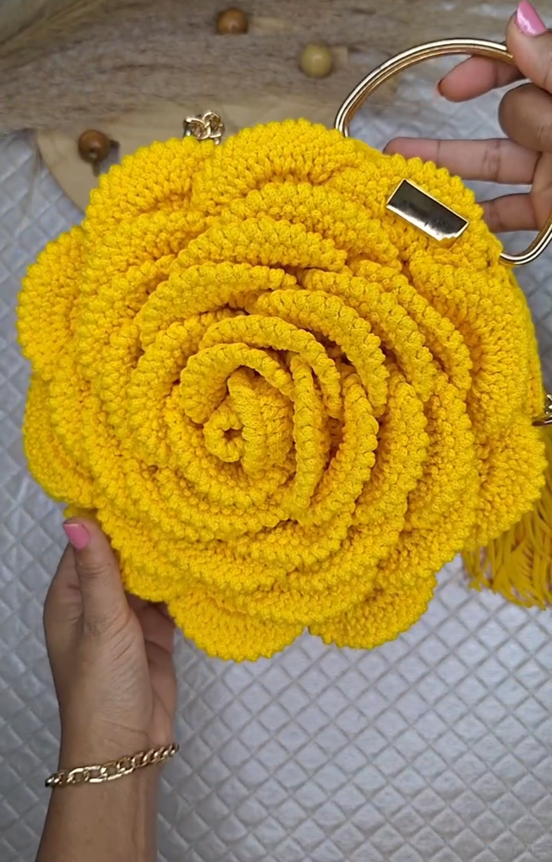 Bolsa Flor de Crochê Artesanal – Alça Dourada com Corrente