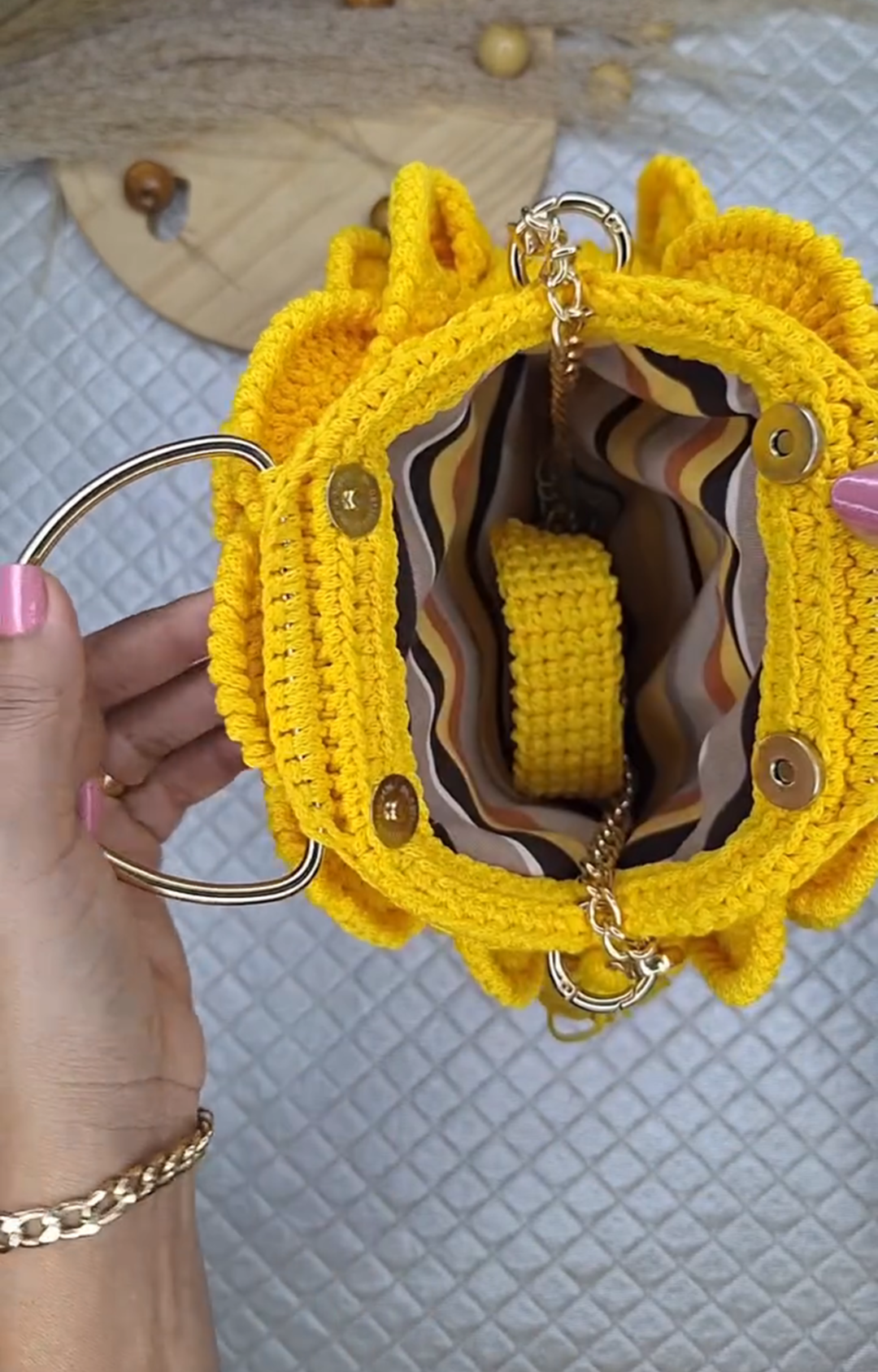 Bolsa Flor de Crochê Artesanal – Alça Dourada com Corrente