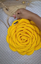 Bolsa Flor de Crochê Artesanal – Alça Dourada com Corrente