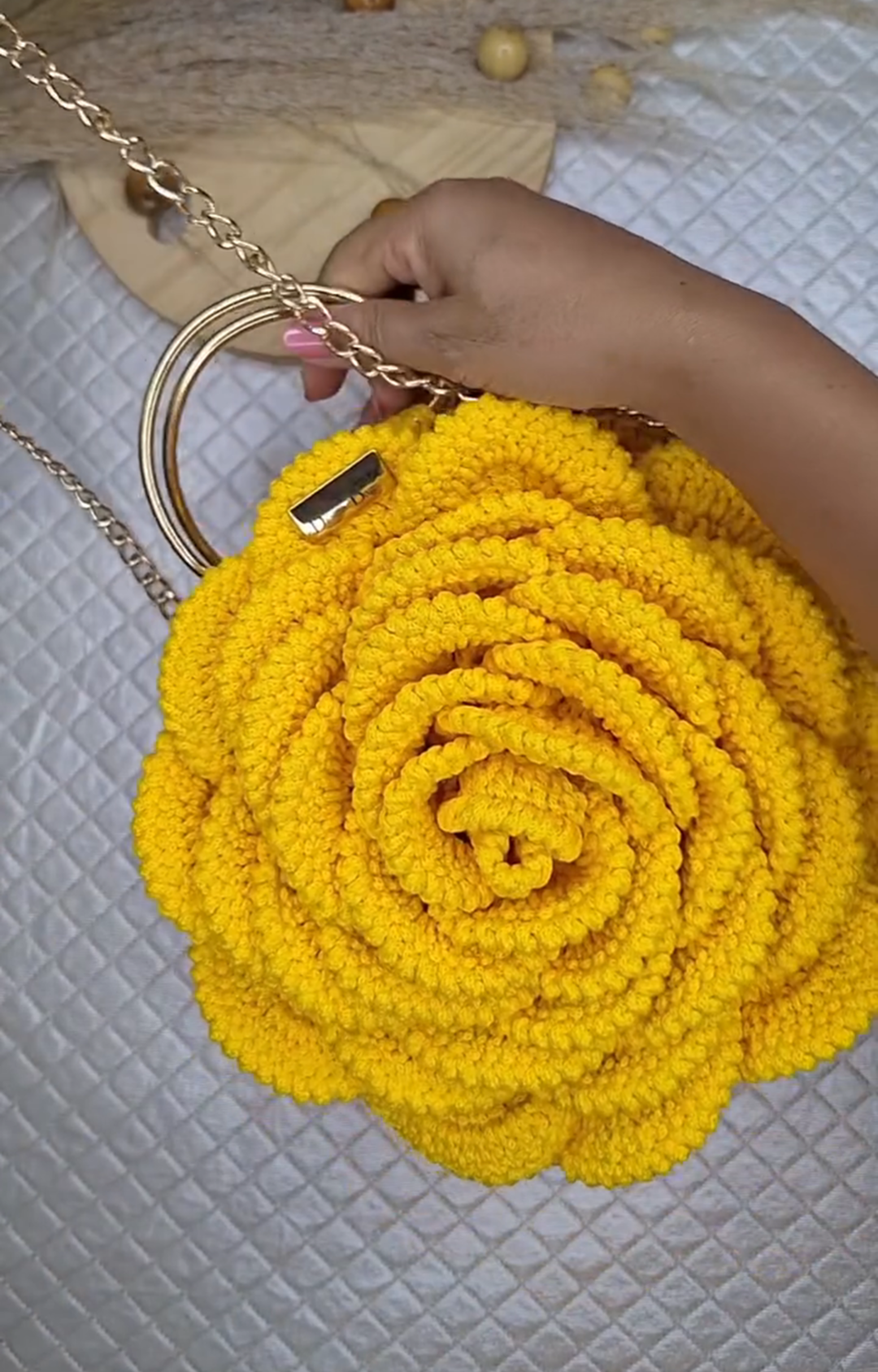 Bolsa Flor de Crochê Artesanal – Alça Dourada com Corrente