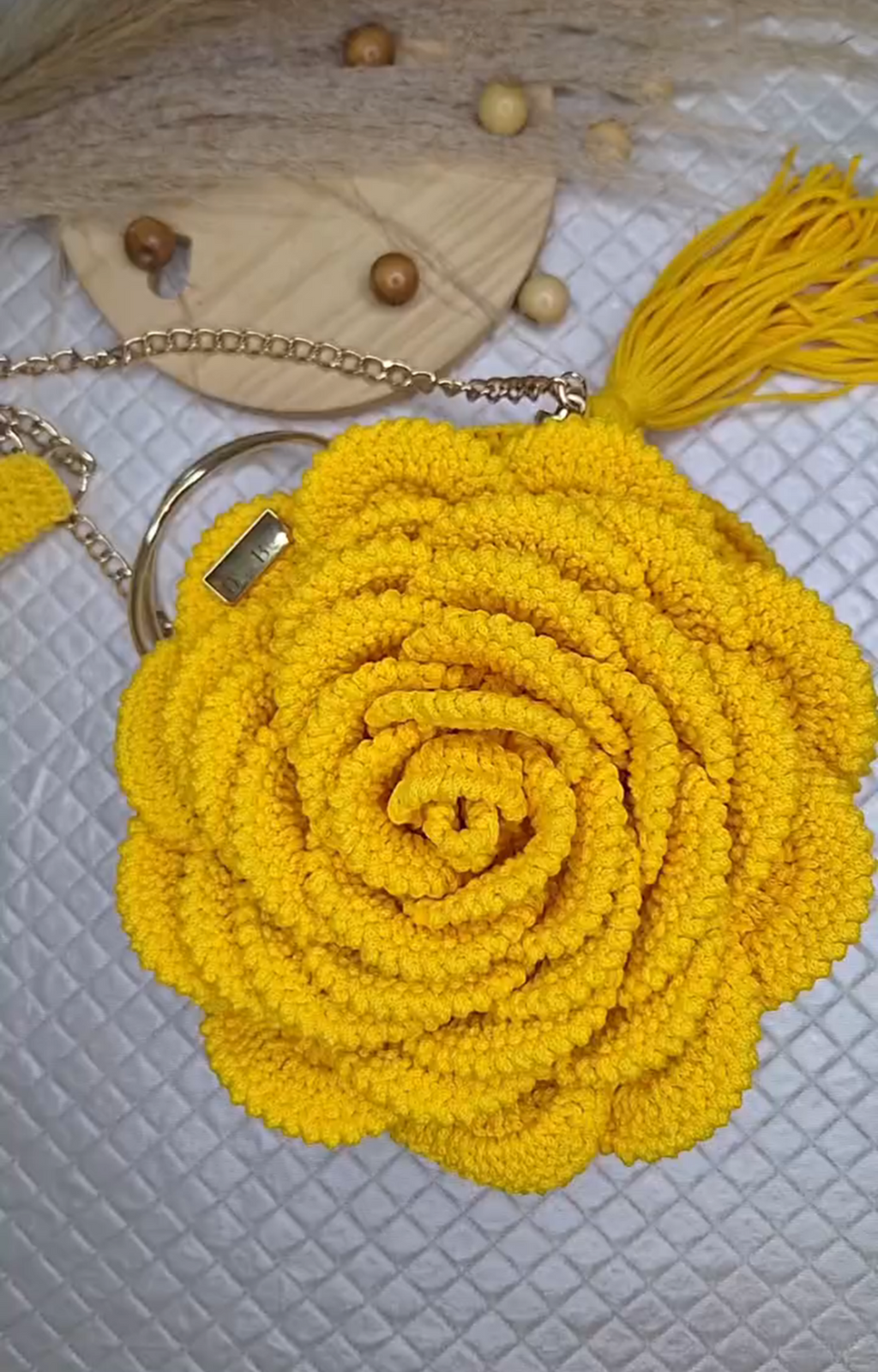 Bolsa Flor de Crochê Artesanal – Alça Dourada com Corrente