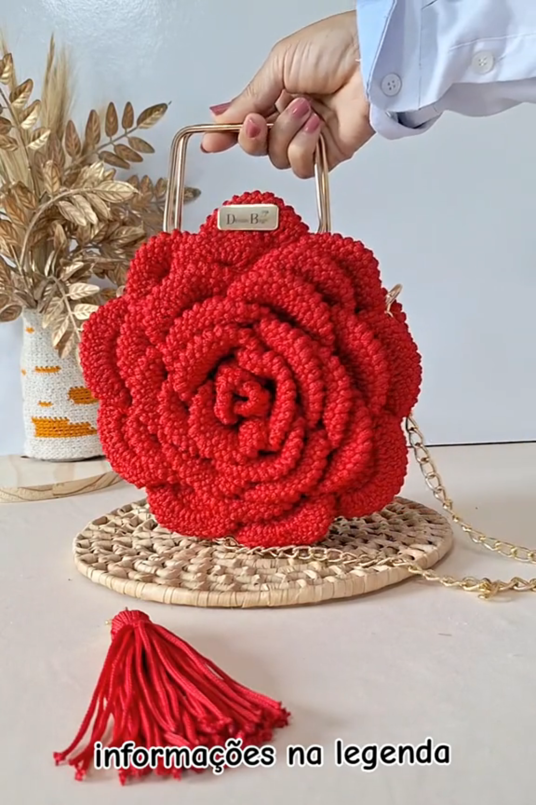 Bolsa Flor de Crochê Artesanal – Alça Dourada com Corrente