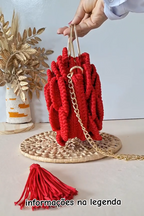 Bolsa Flor de Crochê Artesanal – Alça Dourada com Corrente
