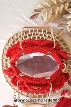 Bolsa Flor de Crochê Artesanal – Alça Dourada com Corrente