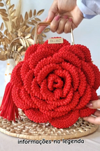 Bolsa Flor de Crochê Artesanal – Alça Dourada com Corrente