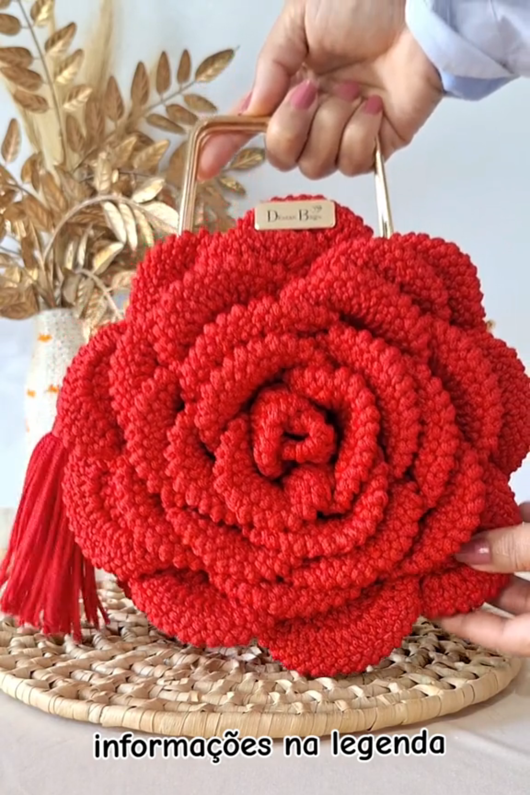 Bolsa Flor de Crochê Artesanal – Alça Dourada com Corrente