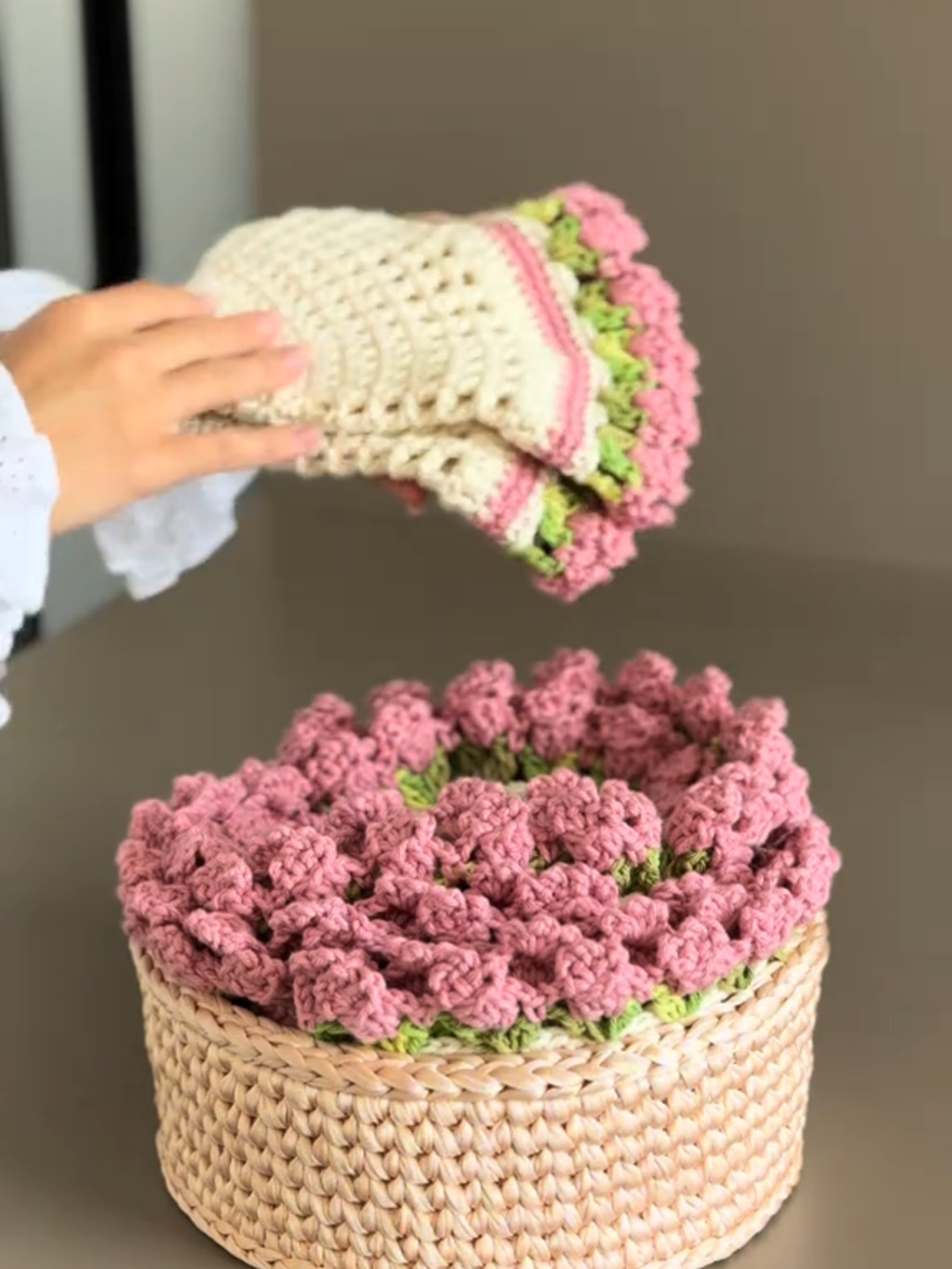 Cesto Florido – Kit Mesa Posta em Crochê Artesanal