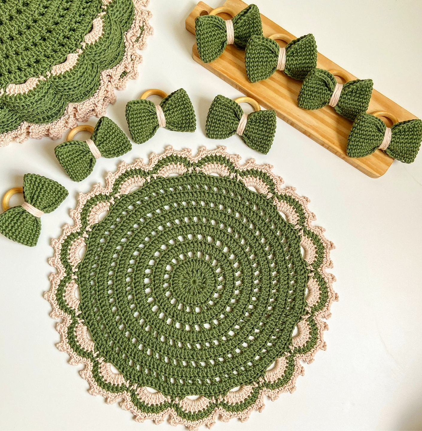 Americano de Crochê – Detalhe Bicolor e Acabamento Dourado