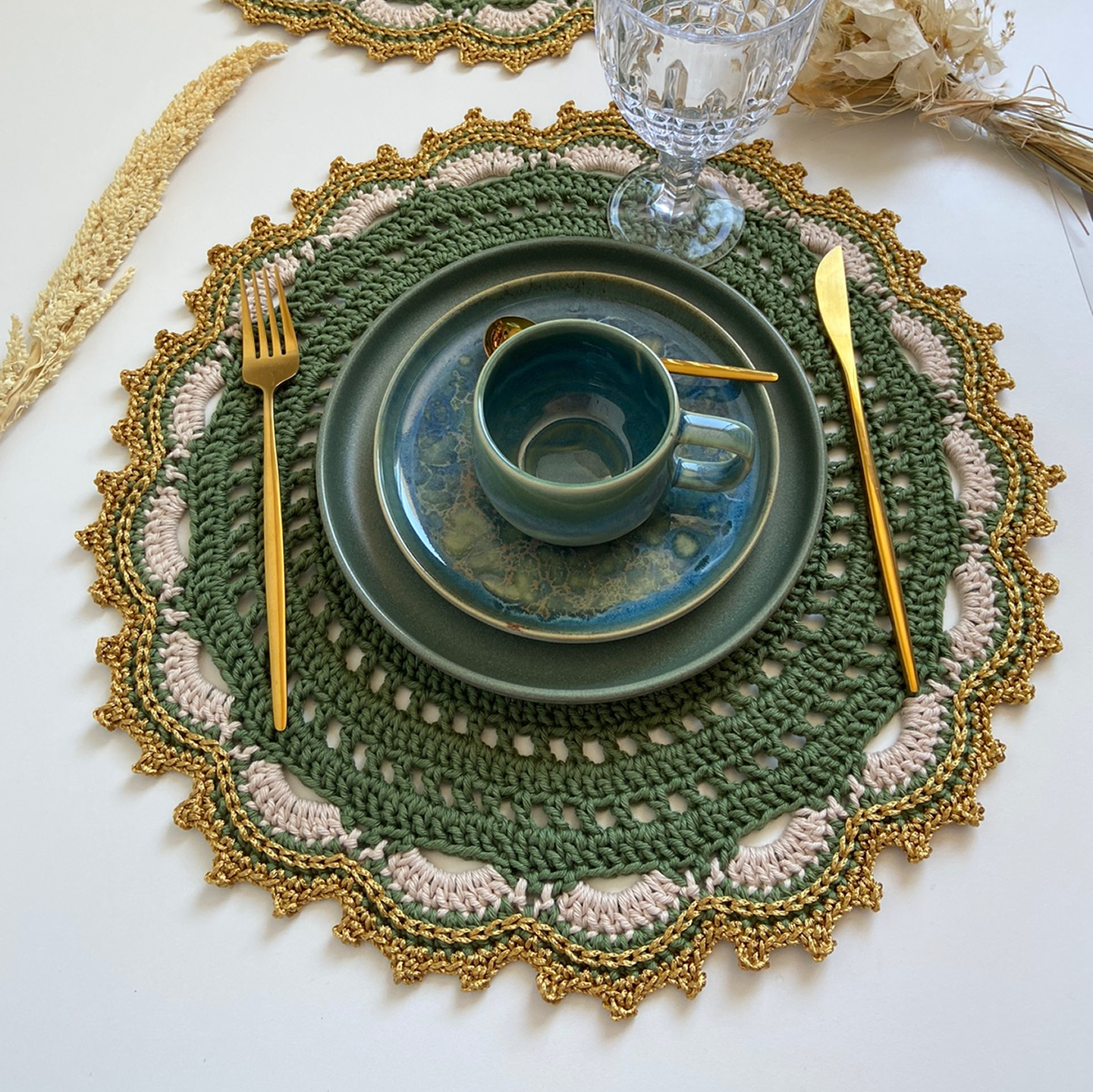 Americano de Crochê – Detalhe Bicolor e Acabamento Dourado