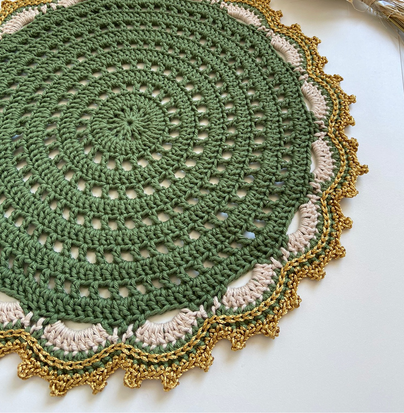 Americano de Crochê – Detalhe Bicolor e Acabamento Dourado