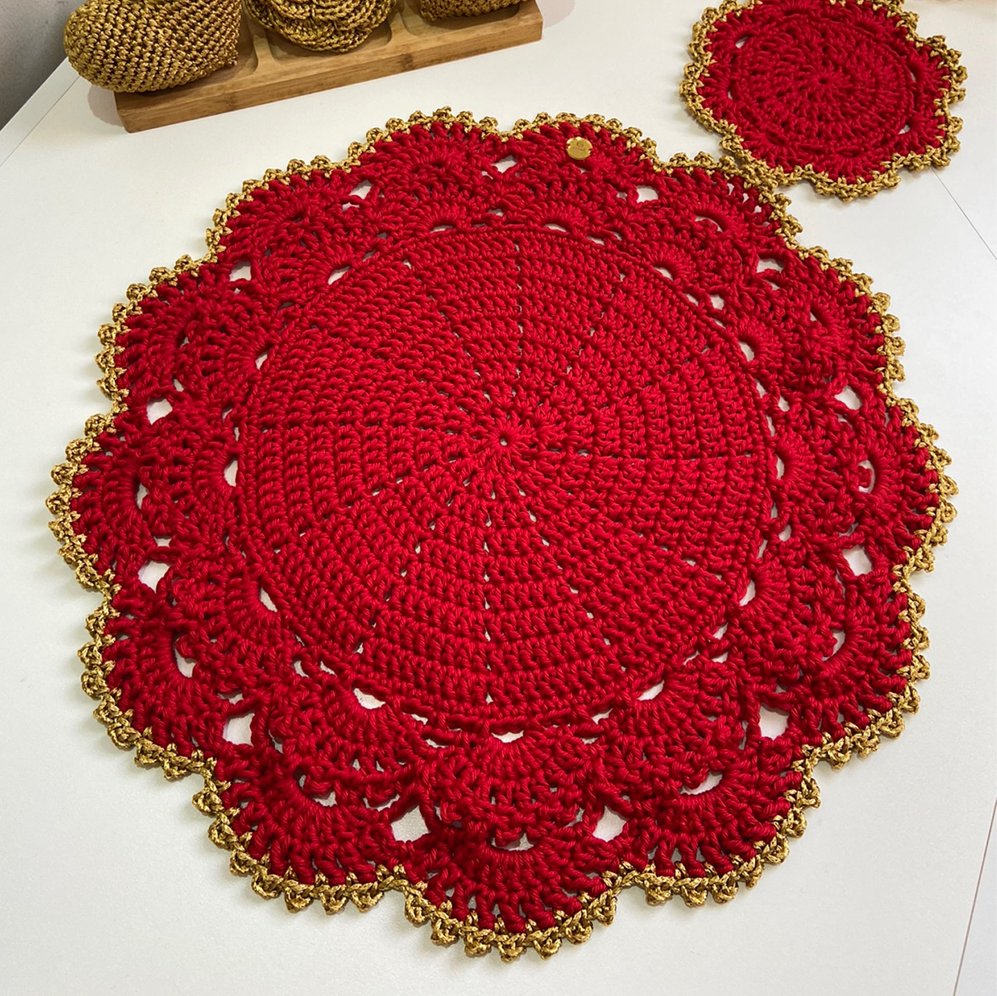 Americano de Crochê – Vermelho com Detalhe Dourado