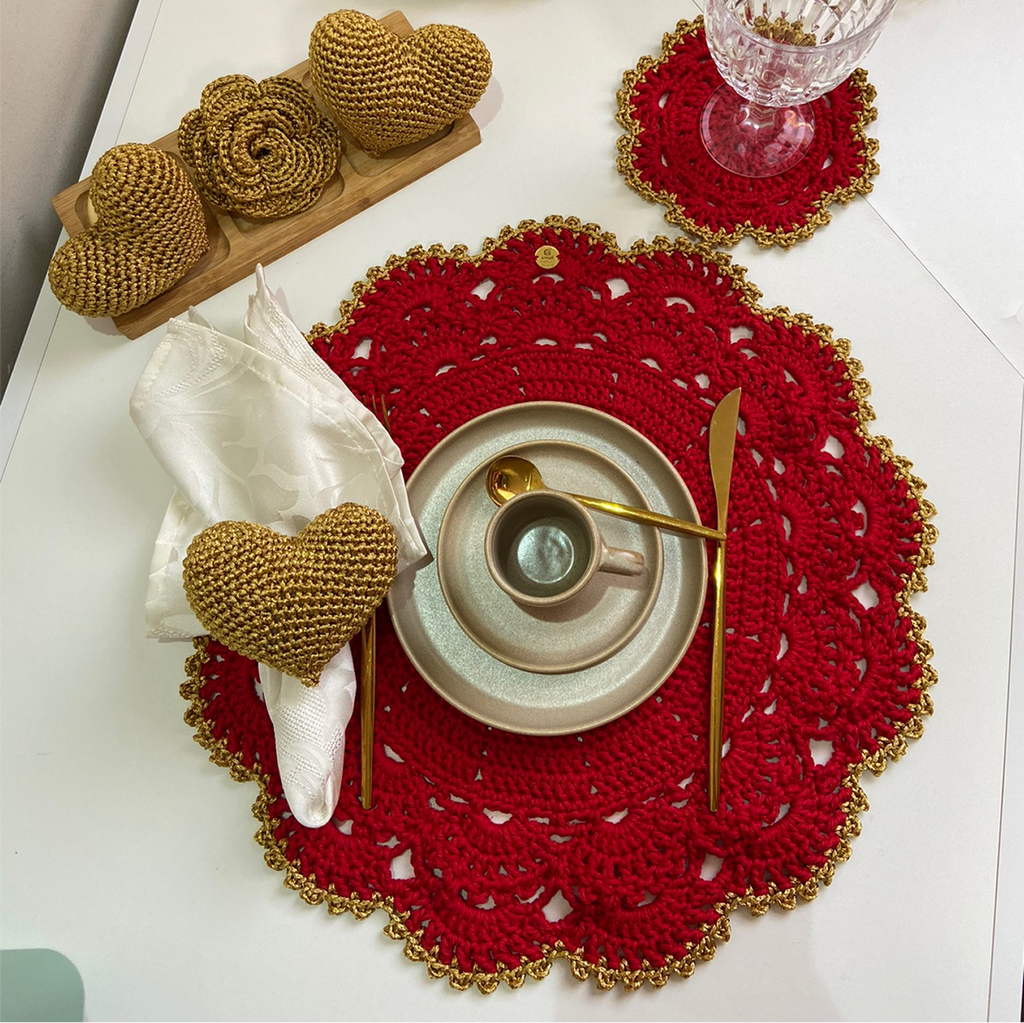 Americano de Crochê – Vermelho com Detalhe Dourado