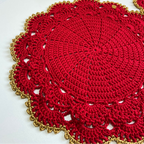 Americano de Crochê – Vermelho com Detalhe Dourado