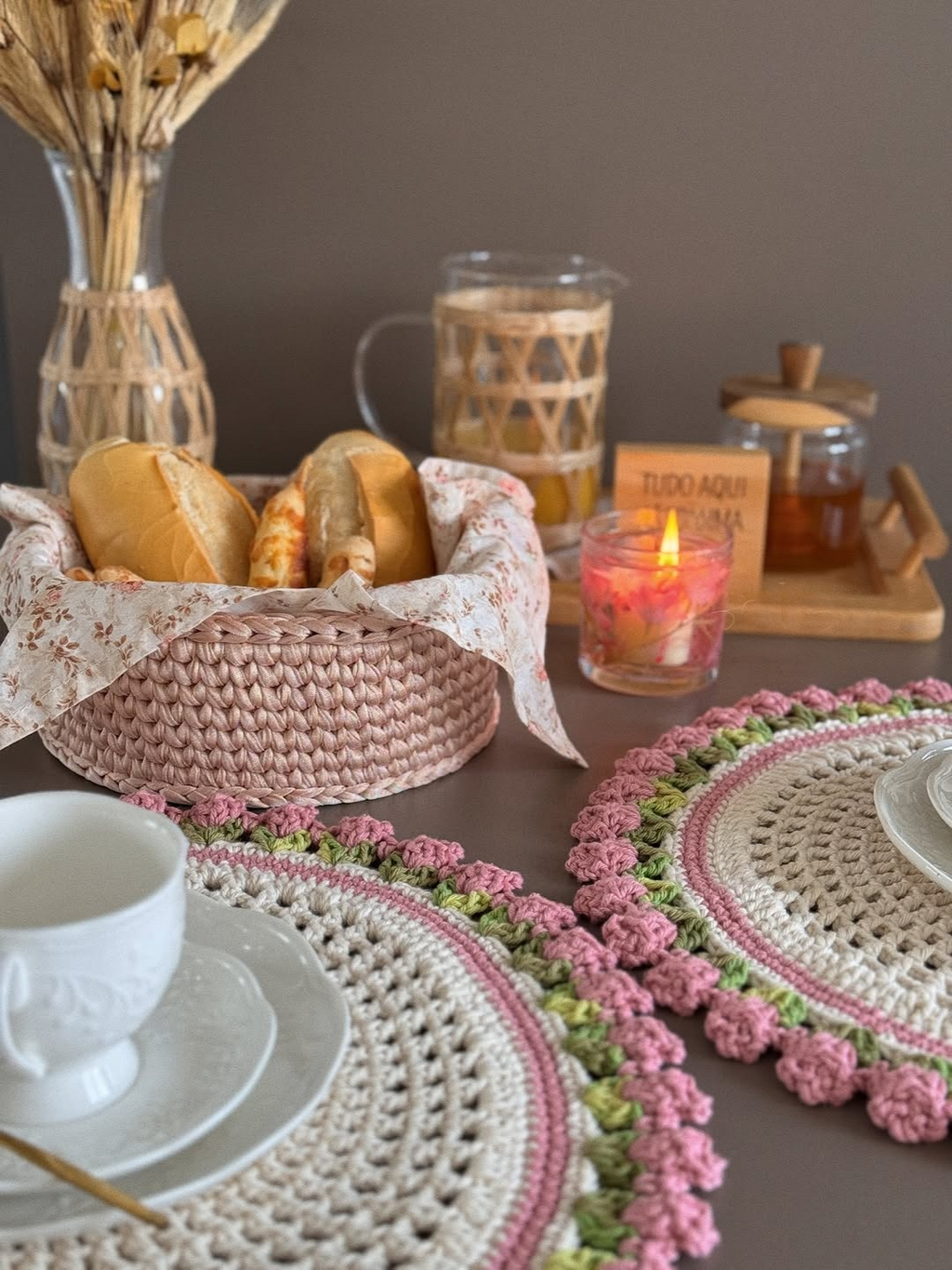 Cesto Florido – Kit Mesa Posta em Crochê Artesanal