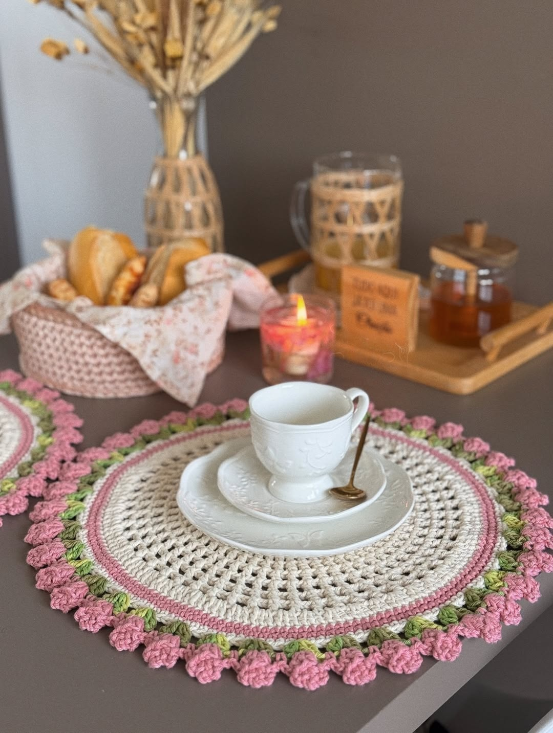 Cesto Florido – Kit Mesa Posta em Crochê Artesanal