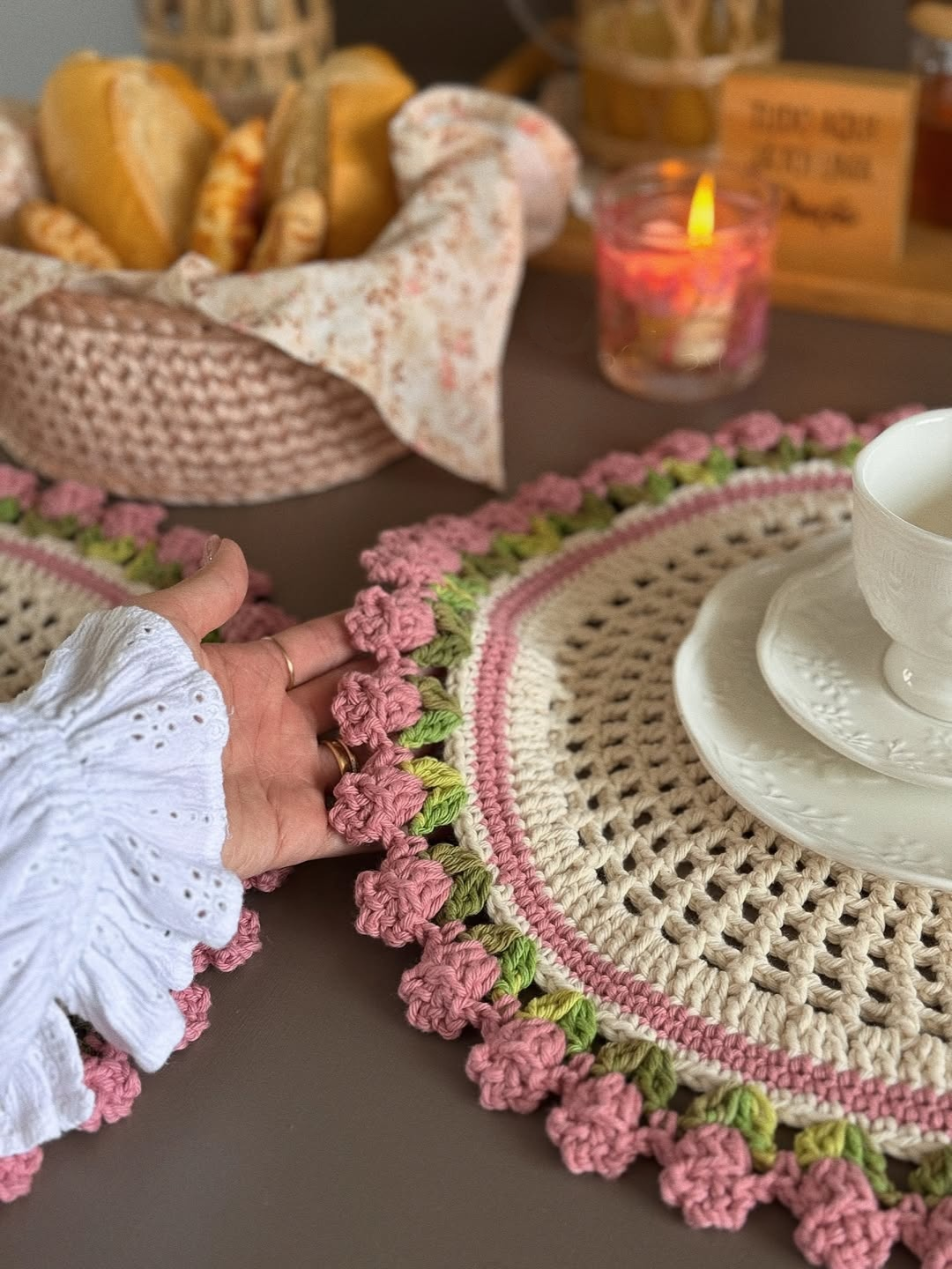 Cesto Florido – Kit Mesa Posta em Crochê Artesanal